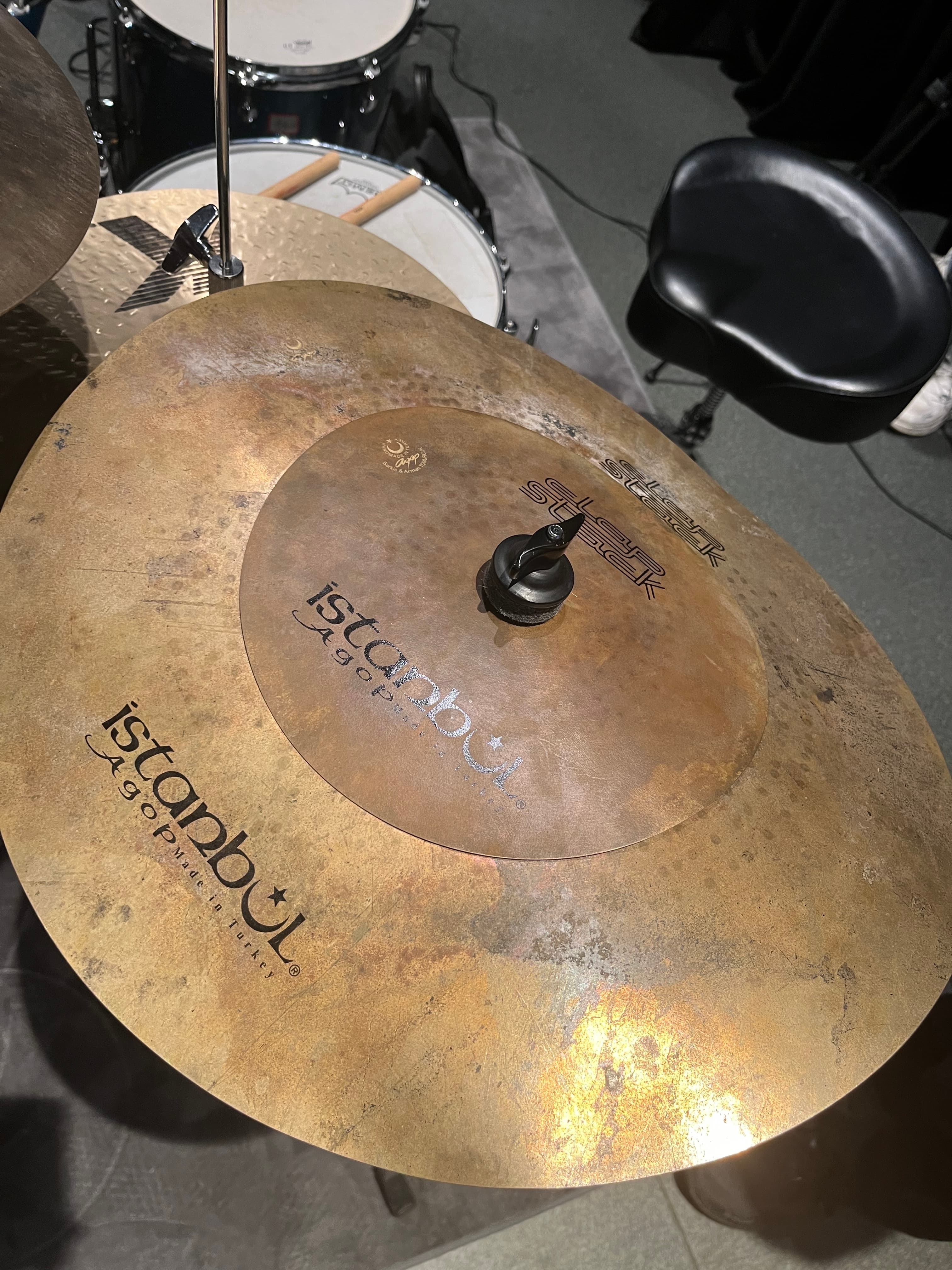 Yoni 使用的镲片之一，具有奇特的干瘪音色