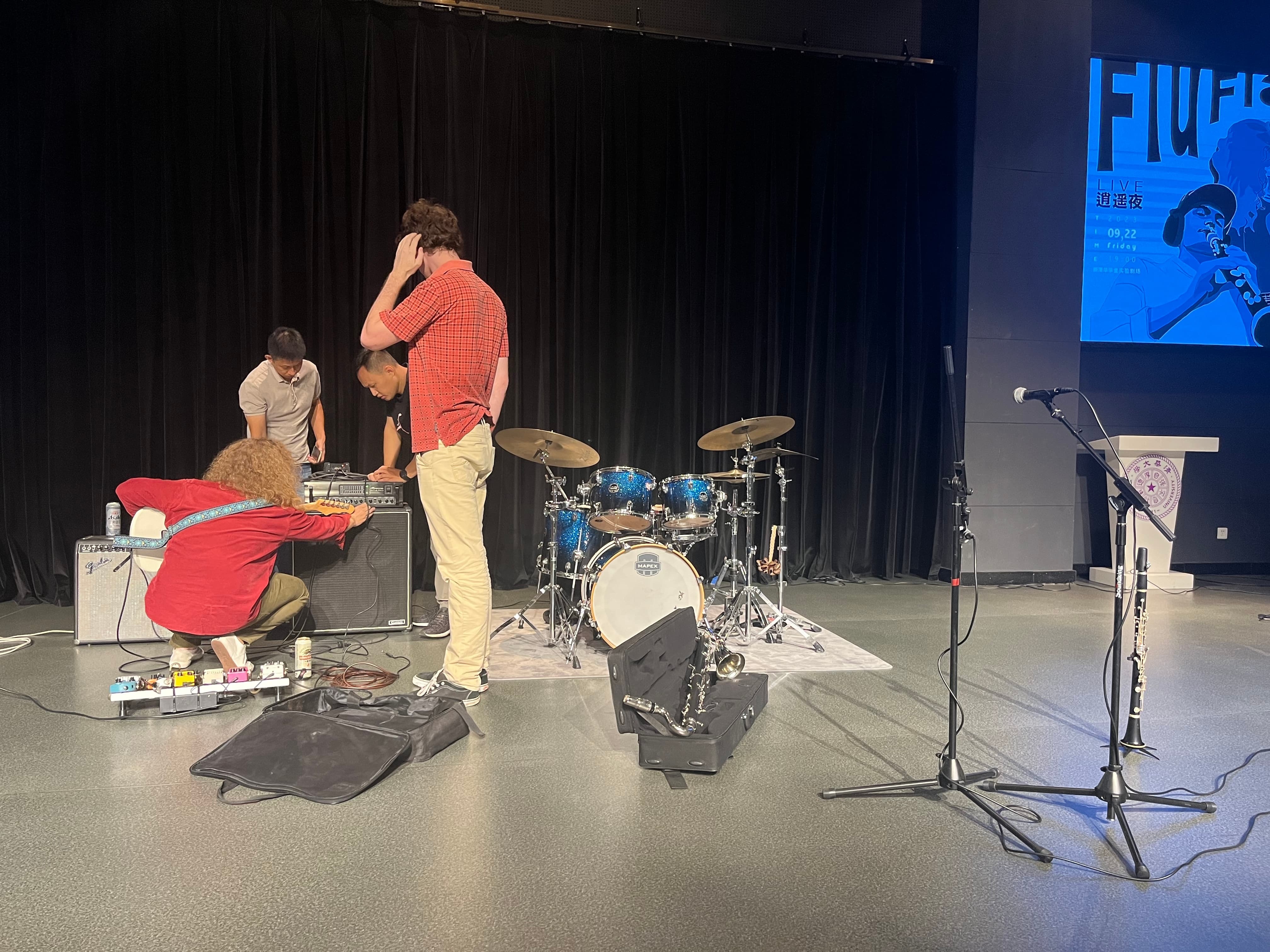 Jukka 正在调整设备