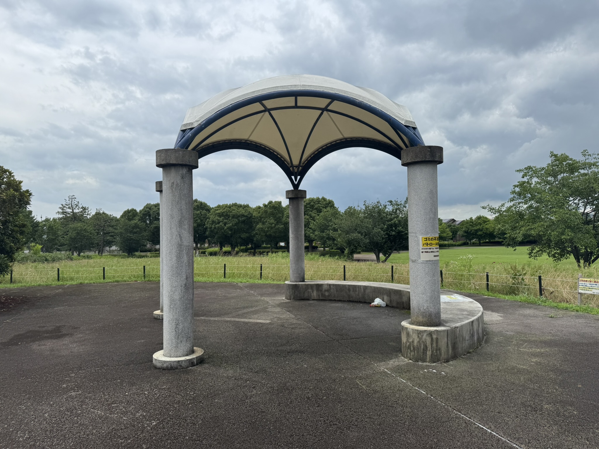 コスモスの丘边的亭子,似乎确实有几分 cosmos 的意味