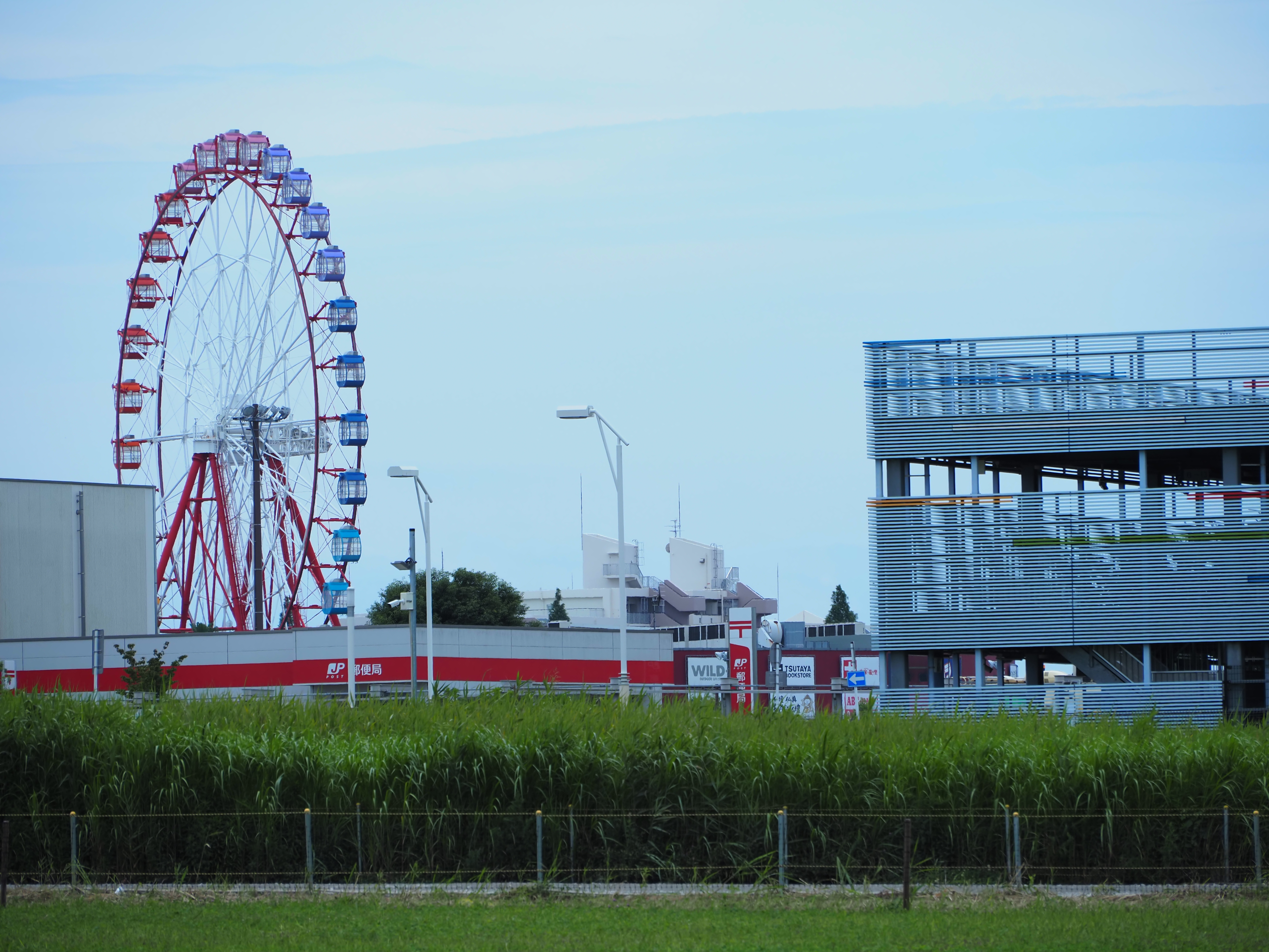 在车站北侧远眺摩天轮