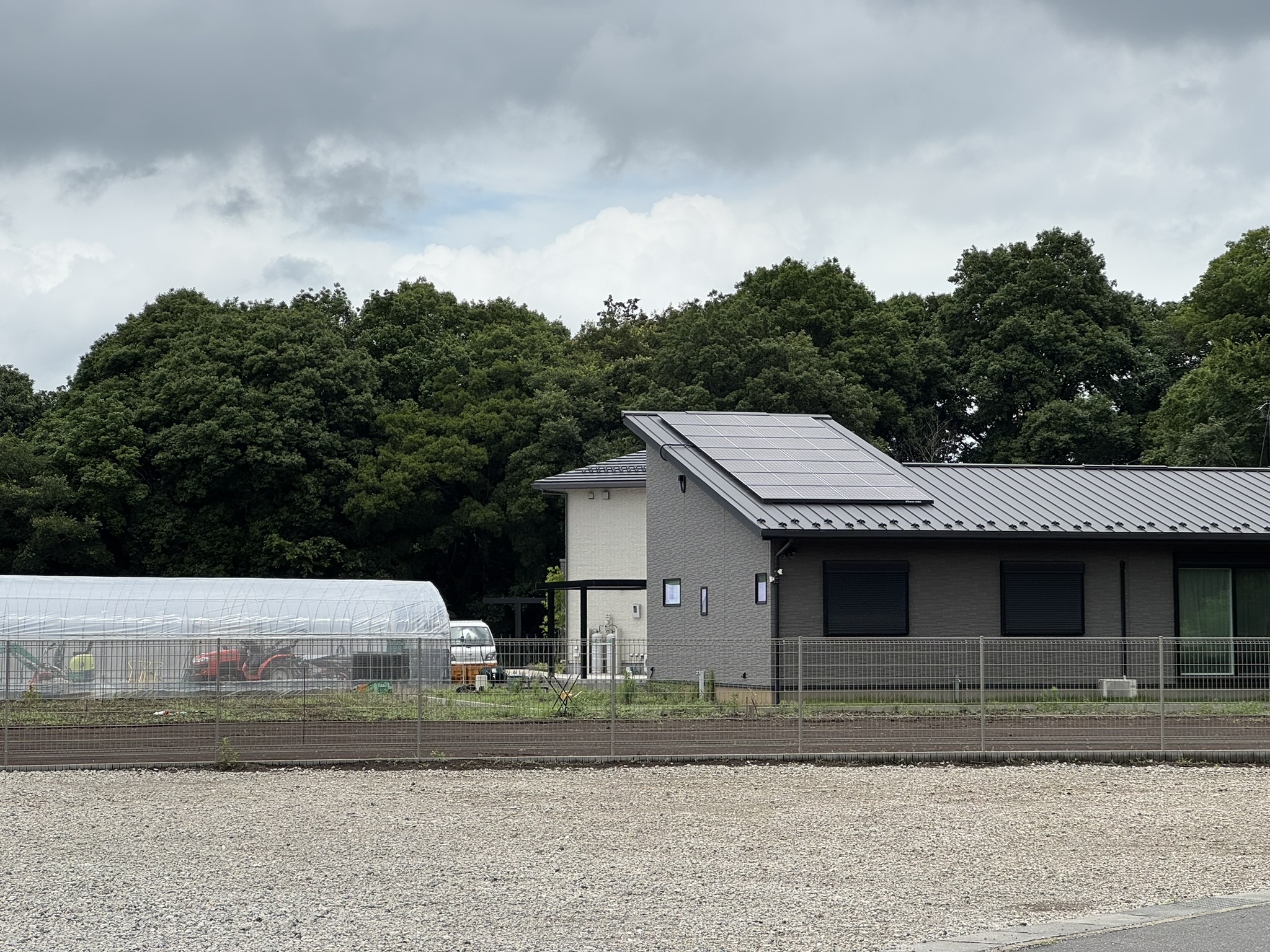 调整池西南侧土地现在被围了起来