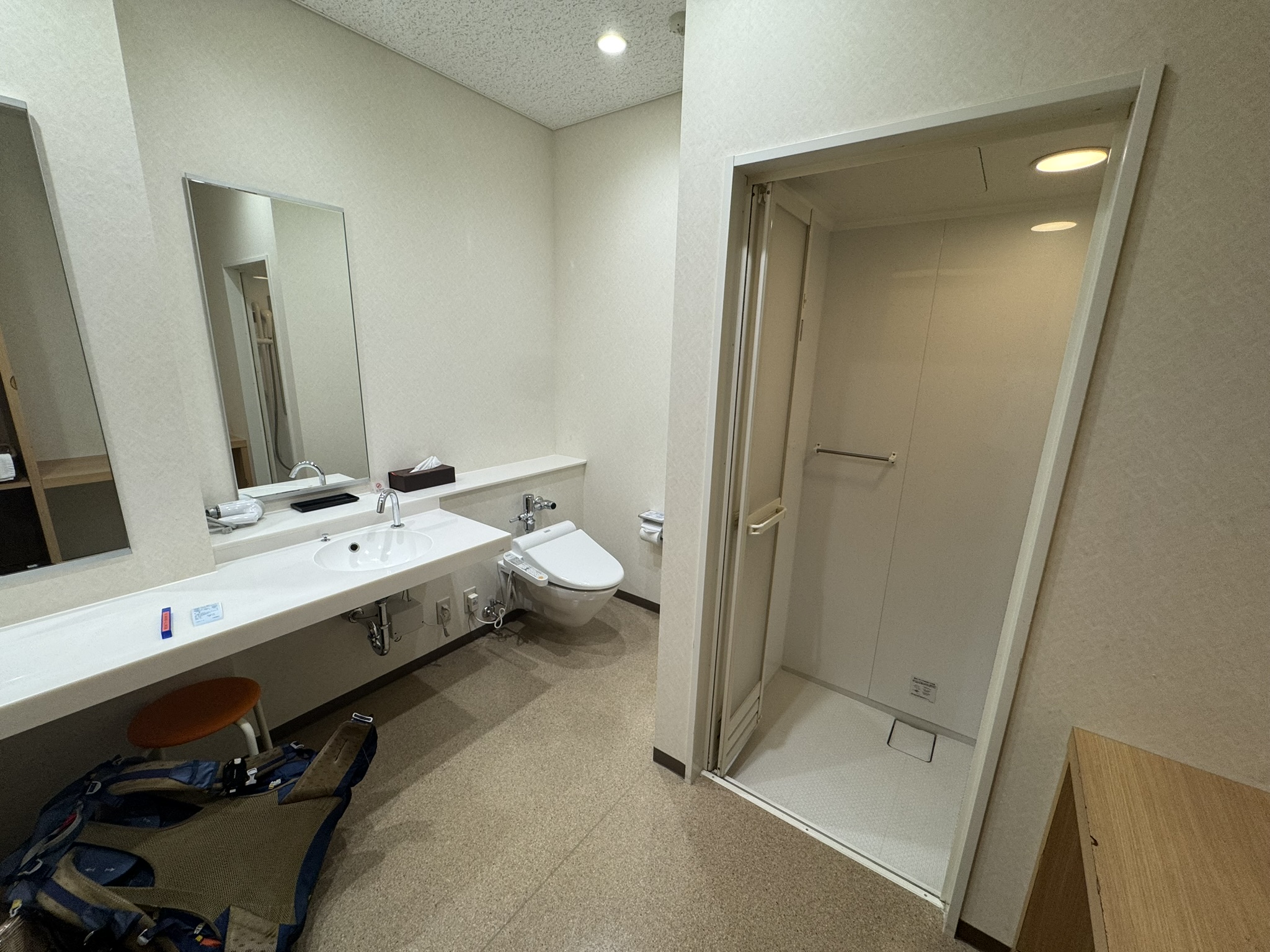 广角镜头下的洗澡间,左下角是 denudes