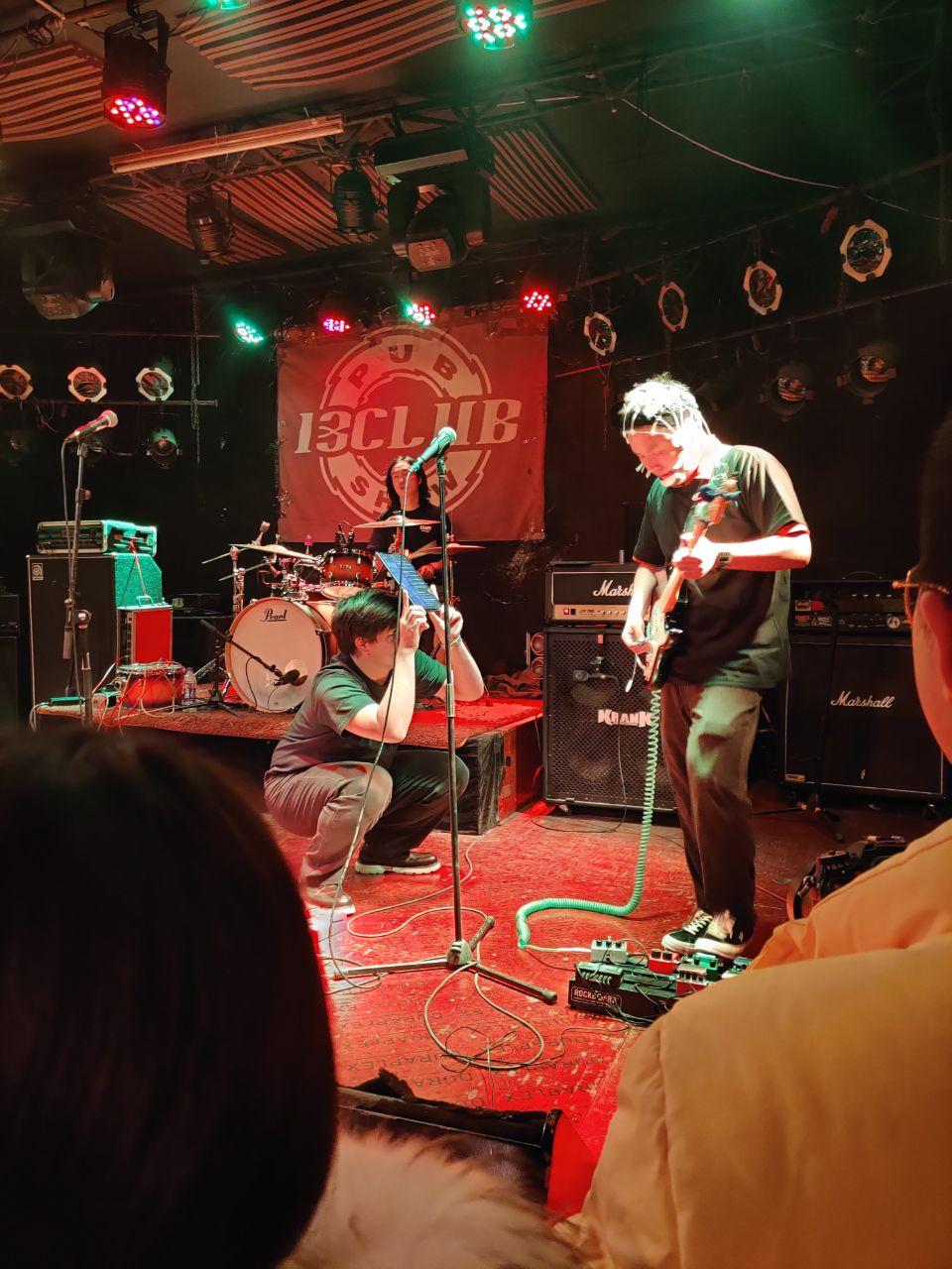 用 iPad 给主唱题词的某乐手