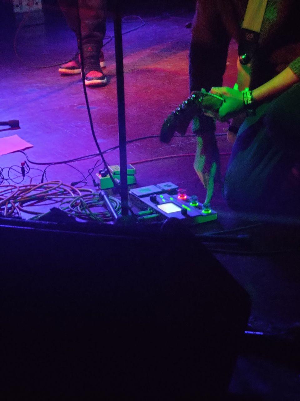 第五支乐队的吉他手正在调整脚下的效果器